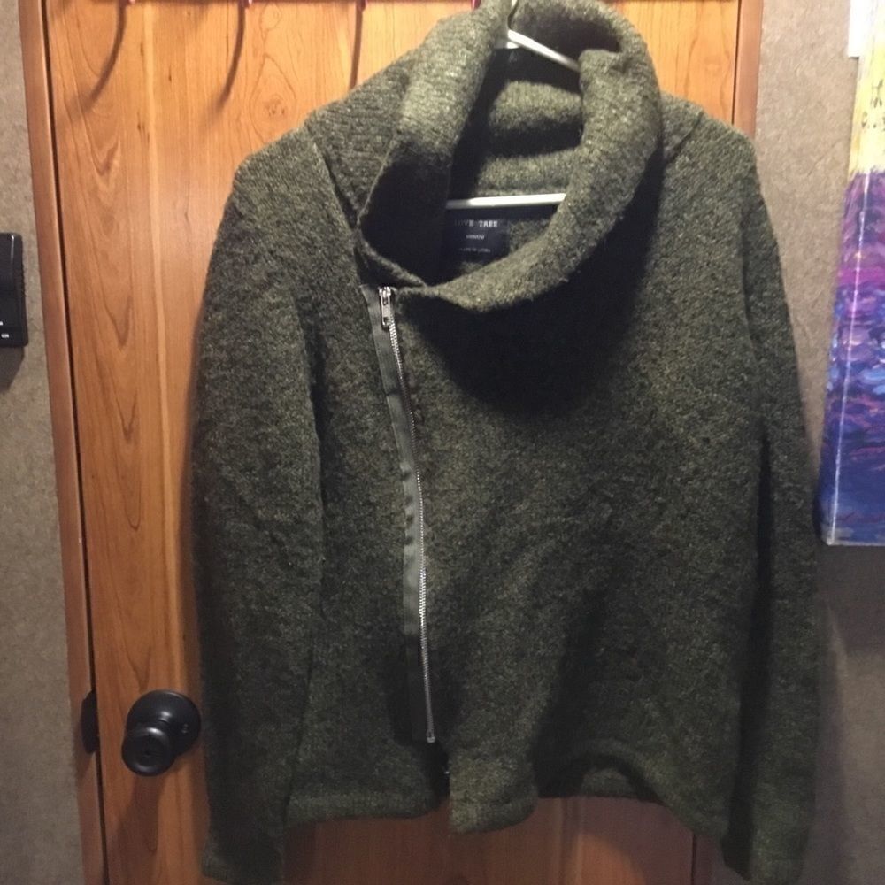 Love Tree Front Zip Moss Green Sweater Sz. Medium
